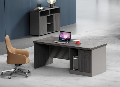 Eleganter Schreibtisch mit großzügiger Arbeitsfläche und stabilem Design.