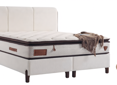 Luxuriöses Bett mit hohem Kopfteil und stilvollem Nachttisch im Set