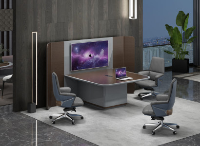 Konferenztisch mit intelligenter Ausstattung für effiziente Meetings.