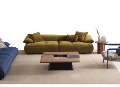 Komfortables olivgrünes Stoffsofa mit stilvollem Couchtisch