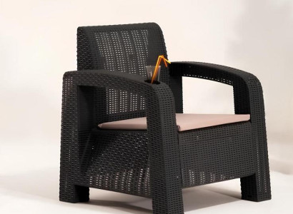 Schwarzes Garten-Sessel mit Kissen Robuster Sessel Gartenmöbel