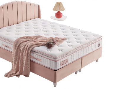 Glamouröses Bett in zartem Rosa aus strapazierfähigen Materialien