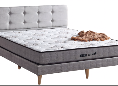 Komfortables Bett mit grauem Stoffbezug und stilvollen Holzbeinen