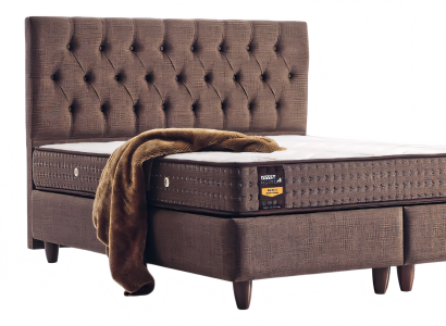 Ein stilvolles braunes Polsterbett mit sorgfältig gearbeiteten Details