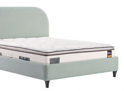 Grünes Bett im minimalistischen Design mit abgerundetem Kopfteil