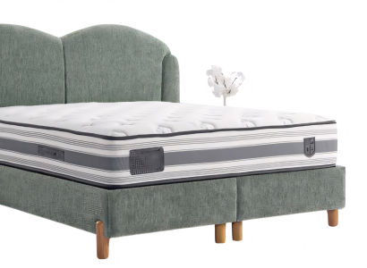 Bett aus hochwertigen Stoffen auf stabilen Holzbeinen im Set mit Nachttisch