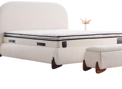 Bett mit abgerundetem Kopfteil und stabilen gedrechselten Holzbeinen