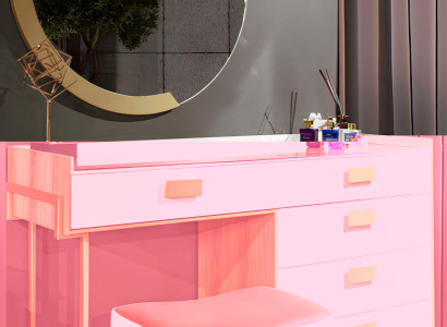 Schminktisch mit Spiegel und Hocker für stilvolle Räume