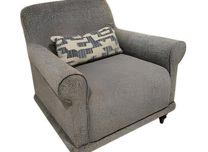 Eleganter grauer Sessel mit Holzfüßen und dekorativem Kissen