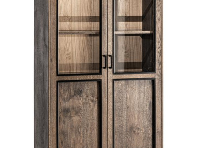 Rustikale Vitrine mit Holzregalen und Glastüren auf Metallbeinen
