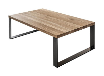 Moderner Couchtisch mit rechteckiger Holzplatte und Metallgestell