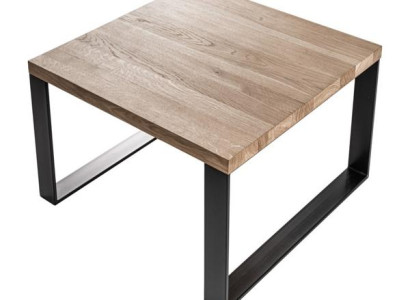 Moderner quadratischer Couchtisch mit Holzplatte und Metallgestell
