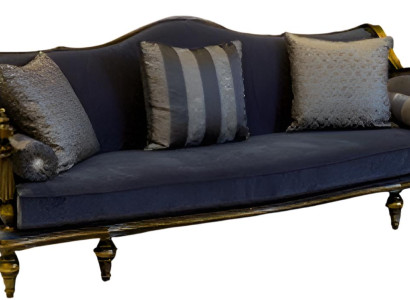 Luxuriöses Dreisitzer-Sofa mit eleganten Kissen in modernem Design luxuriöse