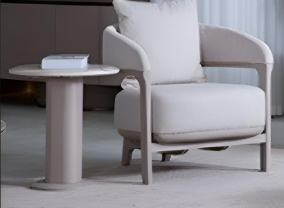Eleganter Stuhl im modernen Design mit weichem beigem Stoff Hochwertig Möbel
