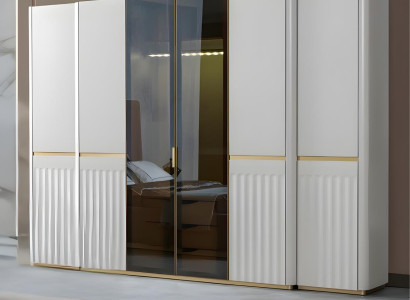 Kleiderschrank im modernen Design mit Glas und goldenen Elementen