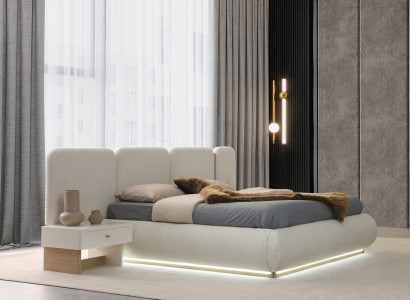 Elegantes 3-tlg. Schlafzimmer-Set mit Bett und zwei Nachttischen.