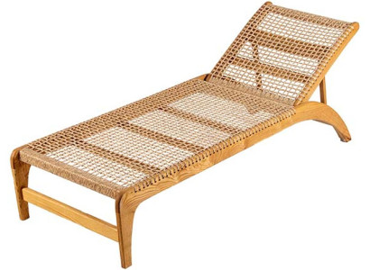 Komfortabler Liegestuhl mit Holzgestell und ergonomischem Design