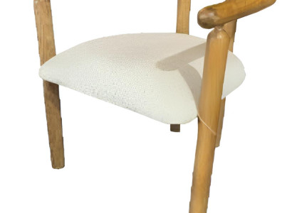 Schöner Holzstuhl mit ergonomischem Sitzpolster für Ihr Zuhause
