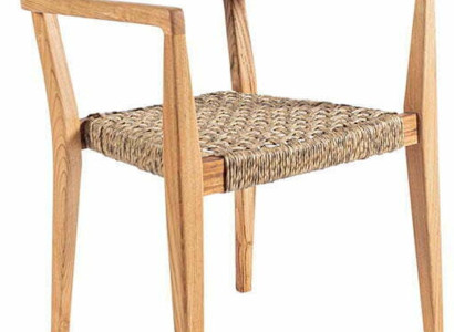 Komfortabler Gartenstuhl aus Holz mit klassischem Rattandesign