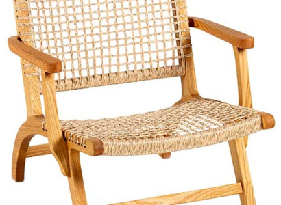 Gartenstuhl im modernen Design mit geflochtener Sitzfläche und Holzrahmen