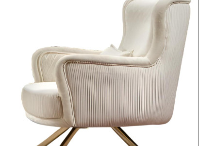 Luxuriöser Sessel mit goldenen Beinen und eleganter Stoffbezug