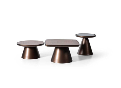 Set aus 3 Tischen mit konischen Säulen und eleganten Tischplatten