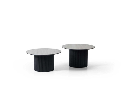 Set aus zwei stilvollen Couchtischen mit runden Tischplatten und Sockeln