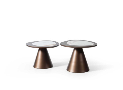 Set aus zwei stilvollen Couchtischen mit konischen Füßen und Marmor-Einsätzen