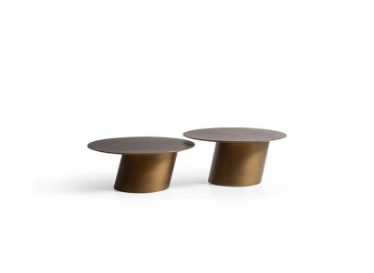 Set aus zwei stilvollen Tischen mit einzigartigen geneigten Füßen