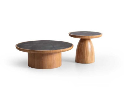 Elegantes Set aus zwei Couchtischen mit harmonischen kontrastreichen Formen