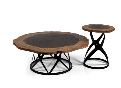 Set aus zwei Tischen mit Metallgestellen und natürlichen Holzplatt