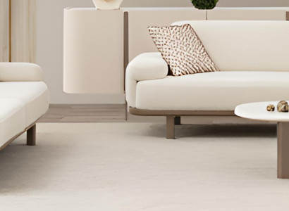 Luxuriöses Wohnzimmer-Set– Weiße Dreisitzer-Sofas, Runder Couchtisch & Sideboard