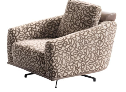 Eleganter Designer-Sessel mit gemustertem Stoffbezug und Metallfüßen