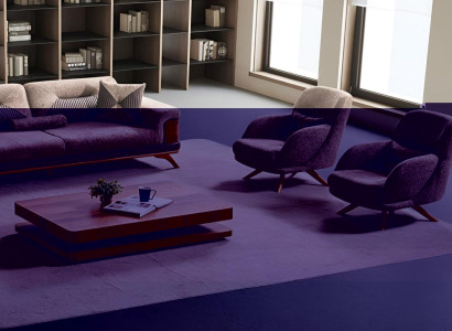 Zwei elegante Sessel im modernen Look mit stabiler Holzstruktur