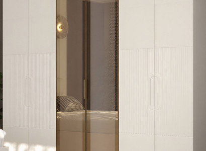 Eleganter Kleiderschrank mit Glaselementen und goldenen Akzenten stilvolle Möbel