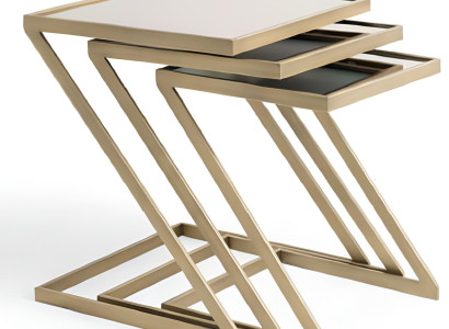 Elegantes Set Beistelltische mit goldenen Rahmen und Glasplatten