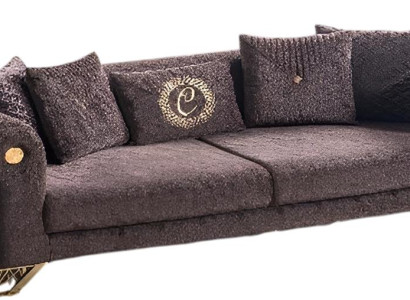 Braunes Sofa mit goldenen Elementen für einen gehobenen Wohnstil
