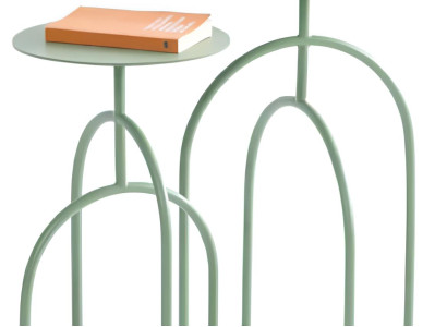 Moderne Beistelltische mit gebogenen Metallbeinen und runden Platten