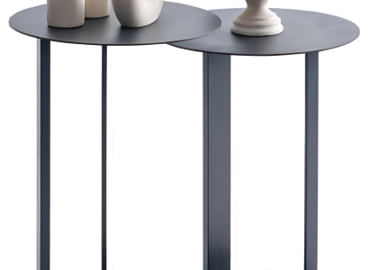 Moderne Beistelltische mit  Metallbeinen und runden Platten
