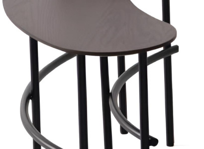 Schicker Seitentisch mit geschwungener Tischplatte und Metallgestell