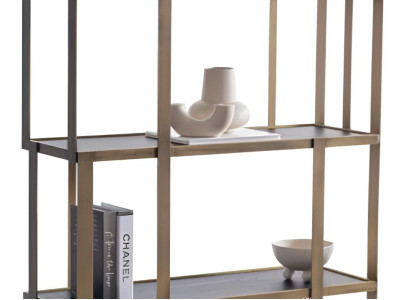 Modisches Bücherregal mit offenen Fächern und Metallgitterdetails