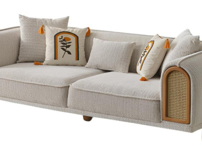 Beiges stilvolle Sofa mit Rattan-Details und bunten Kissen Hochwertig Möbel