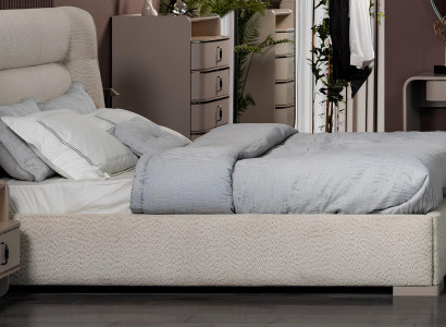 Elegante Beige Schlafzimmer Möbel Polsterbett 2x Nachttische Bank