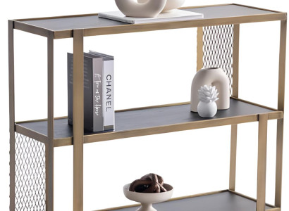 Konsolentisch mit goldfarbenem Metallrahmen und Holzregalen