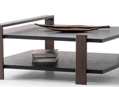 Moderner Couchtisch mit braunem Metallrahmen und Holzregalen