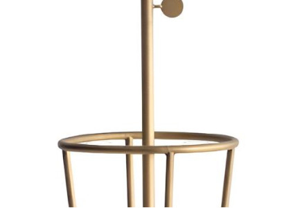 Garderobenständer mit goldenem Metallrahmen und praktischen Haken