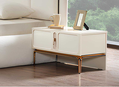 Stilvolle Nachttische mit goldenen Akzenten und geräumigen Schubladen