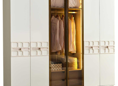 Schrank mit Spiegeltüren, integrierter Beleuchtung und zusätzlichen Schubladen