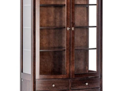 Klassische Vitrine aus Holz mit Glastüren und praktischen Schubladen